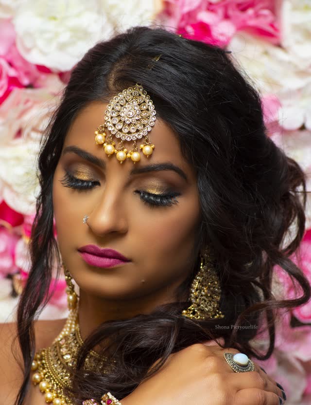 Portrait d'une danseuse parée de bijoux traditionnels