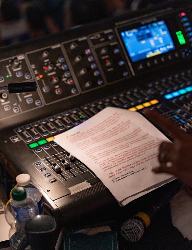 Console de mixage et conducteur du spectacle en coulisses